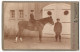 Fotografie Reinh. Bertuch, Prenzlau, Ansicht Prenzlau /Ucker, Soldat Mit Pferd Vor Einem Stall, Inf. Rgt Nr. 64  - Krieg, Militär