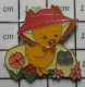 1818c Pin's Pins / Beau Et Rare / ANIMAUX / OISEAU POUSSIN JAUNE AVEC CHAPEAU ROSE PAQUES - Animali