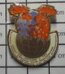 1818C Pin's Pins / Beau Et Rare / ANIMAUX / 2 COQS GLOBE TERRESTRE FRANCOPHONIE LIRE ANTENNE 2 FR3 CREDIT AGRICOLE CLUB - Animals