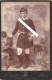 VÉNERIE CHASSE A COUR 1890/1900-  Photo D'un Jeune Chasseur En Tenue Avec Sa Dague à La Ceinture.  Photographie A.Emile - Oud (voor 1900)