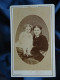 Photo CDV Disderi  Paris  Jeune Femme Et Bébé Blond En Robe Assis Sur Une Table  Sec. Emp. CA 1865-70 - L445 - Oud (voor 1900)