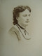 Photo CDV Disderi  Paris  Portrait Jeune Femme Tour De Cou En Velours Avec Une Croix  Sec. Emp. CA 1865-70- L445 - Oud (voor 1900)