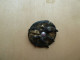 Broc-247 Broche Ancienne à Décor D'une Perle Centrale Dans Imitation Drapé Noir Et Doré Diamètre=40mm ,poids=5,80g - Altri & Non Classificati