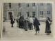 Sweden Photo STOCKHOLM 1963. People In Ethnic Dress. Street Vendor Or Barrel Organ ? To Identify. 100x73 Mm - Europe