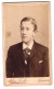 Fotografie Oswald Lonke, Meissen A /E., Turnplatz, Junger Herr Im Anzug Mit Krawatte  - Anonieme Personen