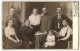 Fotografie Louis Penzel, Görlitz, Schützenstrasse 3, Zwei Soldaten In Uniform Mit Orden Und Der Familie  - Anonyme Personen