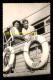 TOULON - COUPLE SUR LE BATEAU LA MOUETTE EN AOUT 1954 - FORMAT 9 X 14 CM - Places