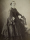 Photo CDV Anonyme  Femme élégante  Robe En Soie à Larges Manches  Sec. Emp. CA 1860 - L442 - Ancianas (antes De 1900)