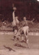 FOOTBALL STADE FRANCAIS CONTRE SEDAN 1961 LE GOAL NADY DU STADE  ET BRENY DE SEDAN PHOTO 18X13CM - Sport