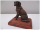 CHIEN DE CHASSE ASSIS  SUR SUPPORT EN BOIS   HAUT 17 Cm  LONG  16 Cm  TB ETAT - Andere & Zonder Classificatie