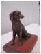 CHIEN DE CHASSE ASSIS  SUR SUPPORT EN BOIS   HAUT 17 Cm  LONG  16 Cm  TB ETAT - Other & Unclassified