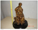 BELLE SCULPTURE EN REGUL  FEMME ASSISE HAUT 27cm SUR SOCLE EN BOIS DE 18cm DE DIAMETRE - Autres & Non Classés