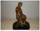 Delcampe - BELLE SCULPTURE EN REGUL  FEMME ASSISE HAUT 27cm SUR SOCLE EN BOIS DE 18cm DE DIAMETRE - Autres & Non Classés