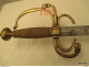 Delcampe - Superbe  épée  Fin Du 17 Em Début 18 Em  - Longue De 94 Cm La Lame Fait 79 Cm Sur 2,5 - Armas Blancas