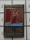 1818B Pin's Pins / Beau Et Rare / VILLES / TRICENTENAIRE 1692 1992 TATIHOU LA HOUGUE Par PICHARD - Ciudades