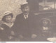 Carte Photo à Identifier VOIR 2 ZOOMS 2 Femmes 3 Enfants  Et 1 Homme Terrasse D'un Café Restaurant ? Beaux Chapeaux - Ristoranti