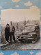 Photo Un Couple Avec UNE 4 CV CHEVAUX RENAULT AU COL DE PORTE 1958 IMATRICULATION 5973 - AQ - 69 - Orte
