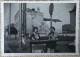 Deux Jeunes Femmes Buvants Une Bière à La Terrasse D’un Café Lieu à Identifier Photo Snapshot + Noms Au Verso - Identified Persons