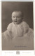 Fotografie Fritz Weber, Nürnberg, Splitterthorgraben 45, Portrait Süsses Baby Im Weissen Taufkleidchen  - Anonyme Personen