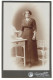 Fotografie Residenz-Atelier, Potsdam, Brandenburger-Str. 49-52, Junge Frau Im Kleid Mit Einem Buch  - Anonyme Personen