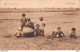 BELGIQUE MIDDELKERKE SUR LA PLAGE DES ENFANTS AVEC UN ENORME BALLON - Middelkerke