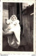 PHOTO DE 9 X 6 CMS UN BEBE PORTE A BOUT DE BRAS LE 19/06/35 CLAUDETTE GIL FILLE DE PAULETTE A 2 MOIS ET 9 JOURS - Anonieme Personen