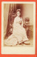 31187 / Jeune Femme (1) Elegante Assise Longue Robe Mode 1890s ● Photographie XIXem Dim 10,5x16cm - Personas Anónimos