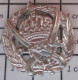 912c Pin's Pins / Beau Et Rare / MILITARIA / METAL ARGENT TROUPE D'ELITE INSIGNE A IDENTIFIER COURONNE SABRES - Villes