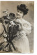 CP Artiste Comédienne Debrennes Au Bouquet Dans Présentoir à Documnts Ouvert 1906. Bruxelles Wasseiges - Artiesten