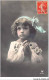 CAR-ABCP6-0538 - ENFANTS - UNE JEUNE FILLE EN ROBE BLANCHE AVEC DES FLEURS - Abbildungen