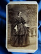 Photo CDV The London School Of Photography  Femme élégante  Belle Robe à Volants  CA 1860 - L445 - Oud (voor 1900)