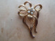 Broc-290 Broche Métal Doré,ajourée à Décor De Fleur Sertie D'un Brillant Entouré De 5 Perles - Brooches