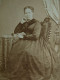 Photo CDV Lebert Paris  Femme Corpulente Assise Accoudée Sur Un Livre  Sec. Emp. CA 1860 - L445 - Oud (voor 1900)