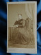 Photo CDV Lebert Paris  Femme Corpulente Assise Accoudée Sur Un Livre  Sec. Emp. CA 1860 - L445 - Anciennes (Av. 1900)