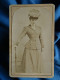 Photo CDV Anonyme  Jeune Femme Mince élégante  Chapeau, Ombrelle  CA 1900 - L445 - Oud (voor 1900)