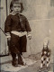 Photo CDV Anonyme Petit Garçon Tenant En Laisse Un Cheval à Roulettes  Costume Avec Ceinturon, Fouet  CA 1900 - L445 - Alte (vor 1900)