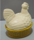 Delcampe - -JOLIE BOITE BONBONNIERE POULE CERAMIQUE BLANCHE Sur NID JAUNE COLLECTION   E - Other & Unclassified