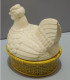 Delcampe - -JOLIE BOITE BONBONNIERE POULE CERAMIQUE BLANCHE Sur NID JAUNE COLLECTION   E - Andere & Zonder Classificatie