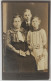 Mutter, Sohn, Tochter Atelierfoto: Alexander Delmenhorst 1912 Kabinettfoto - Abbildungen