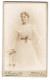 Fotografie J. Fuchs & Co., Berlin-N, Friedrichstrasse 108, Portrait Junge Dame Im Weissen Kleid  - Anonyme Personen