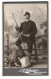 Fotografie J. B. Rottmayer, Berchtesgaden, Portrait Herr Als Wanderer Mit Fernglas Tasche Und Wanderstock, Studiokulis  - Anonyme Personen