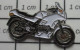 912c Pin's Pins / Beau Et Rare / MOTOS / GROSSE MOTO SPORTIVE NOIRE ET BLANCHE - Marques