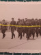 2 PHOTOS SOLDATS ALLEMANDS PARADE, MARCHE, UNE 1941, FRANCFORT, S/OFFICIERS, ANNOTATIONS - 1939-45