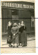 PHOTOGRAPHIE. Quimper. Papotages Devant La Boutique Magasin Herboristerie Moderne . Femmes En Tenues Bretonne - Lieux