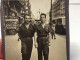 Photo Couleur Snapshot 1950 Homme Militaire En Train De Marcher à Marseille Commerce Magasin Bus, Camion Voiture - Guerre, Militaire