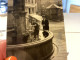 Photo Couleur Snapshot 1950 Le Puy-en-Velay Homme Militaire à La Fontaine Cette Femme Qui Se Lave Les Mains à La Fontain - Personas Anónimos