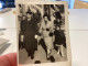 Snapshot 1950 Photo, Noir Et Blanc, Homme Militaire Qui Marche En Tenue Femme Qui Marche Avec Enfants, Commerce, Magasi - Personas Anónimos