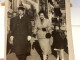 Snapshot 1950 Photo, Noir Et Blanc, Homme Militaire Qui Marche En Tenue Femme Qui Marche Avec Enfants, Commerce, Magasi - Personas Anónimos