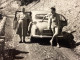 Snapshot 1950 Le Puy-en-Velay, Homme Femme Au Bord De La Route  Contre La Voiture Peugeot Renault Citroën - Cars