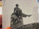 Snapshot 1950 Le Puy-en-Velay Homme, Assis En Maillot De Bain Sur Un Rocher, Les Jambes Croisés - Personas Anónimos